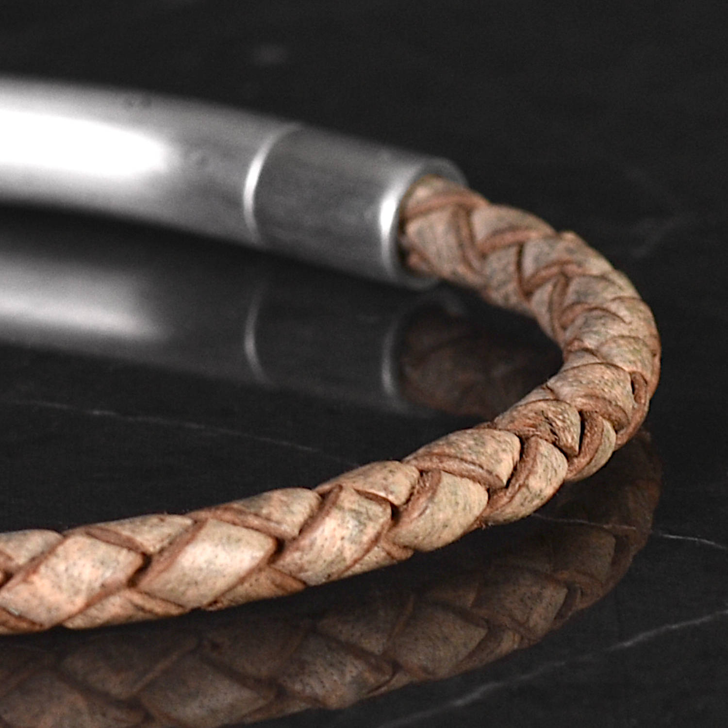Felix - 4mm bolo genuine leather bracelet in antique green, product picture close up