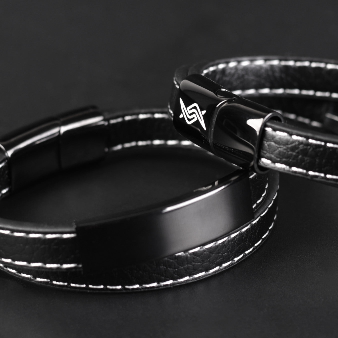 Leon - Interwoven leather bracelet with white seam, angle view